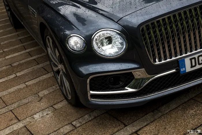 宾利飞驰对比迈巴赫s480气场,宾利飞驰街拍气场霸气视频