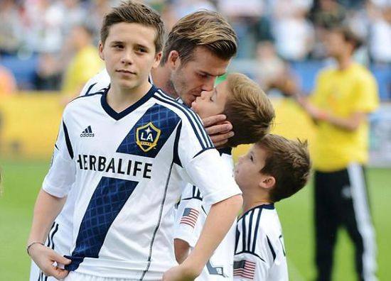 比C罗牛！迷你罗为尤文狂夺4冠，天赋惊人，贝克汉姆含泪点赞！