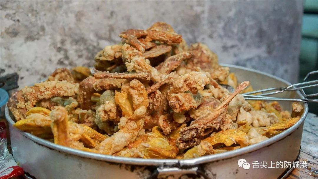 你愿意把夜晚交给谁？是舞台上的高跟鞋，还是大排长龙的宵夜摊