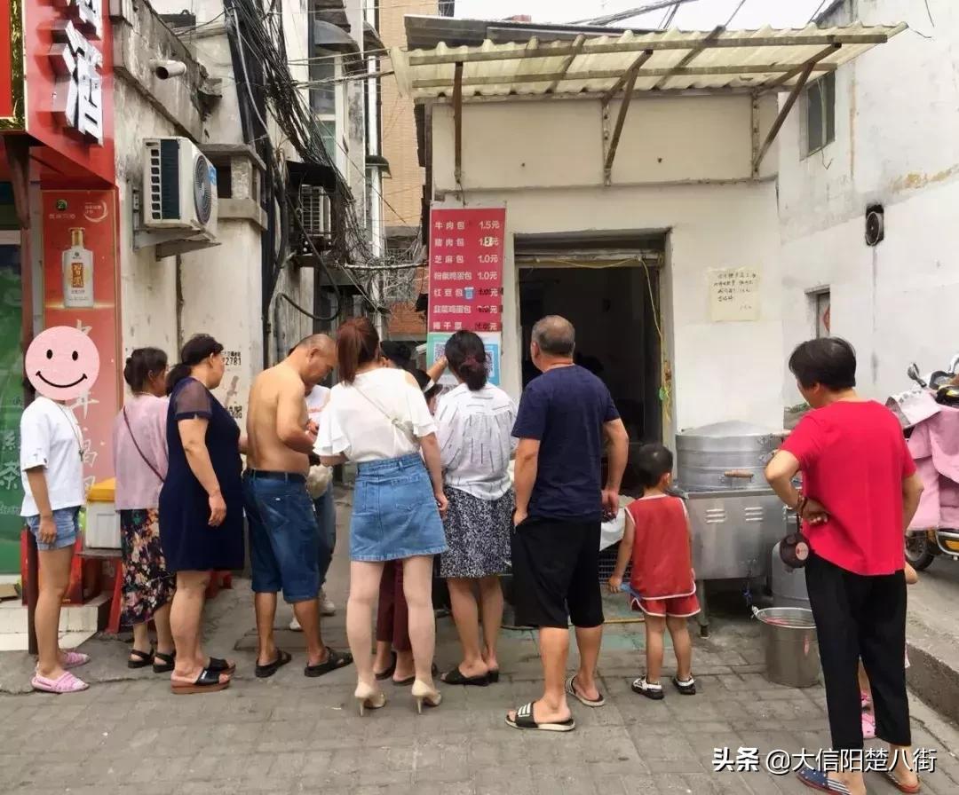 探店：信阳这家十年无名包子铺，据说排队到腿软也要吃？