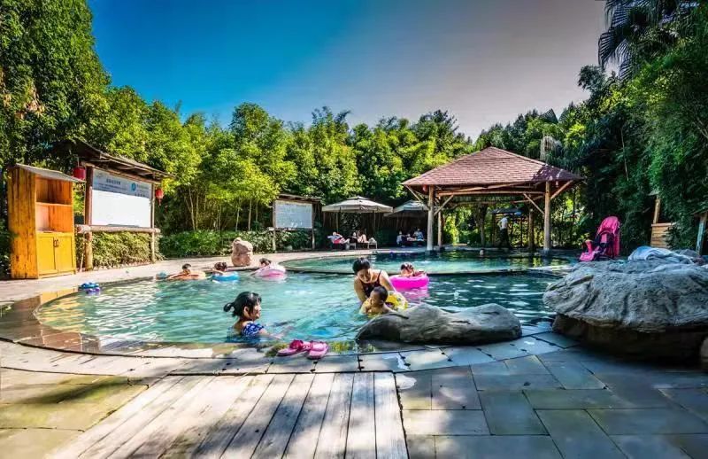 天冷温泉安排图片,温泉天冷要加衣服