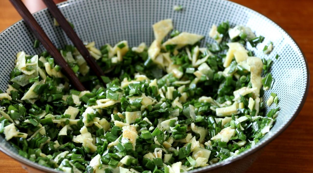 松软韭菜鸡蛋饼的做法,特色韭菜鸡蛋饼的做法