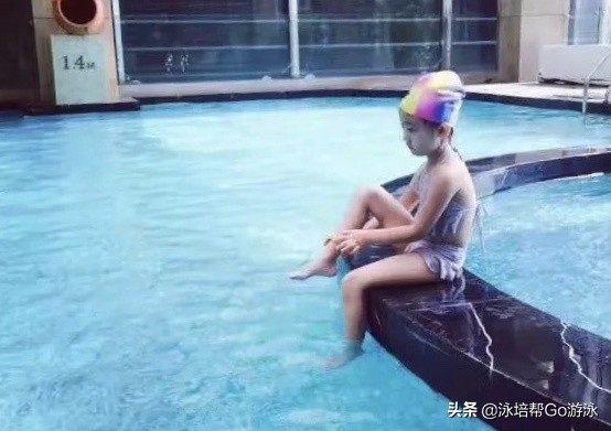 小孩怕水教练怎么教,怎么正确引导怕水的孩子学游泳