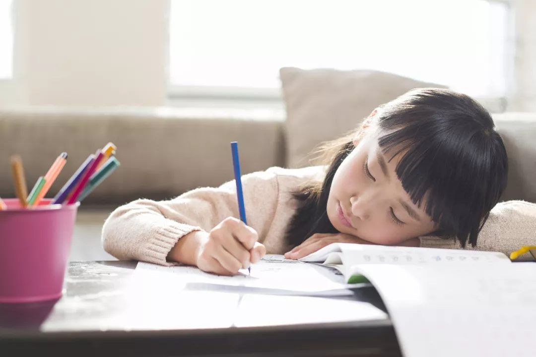 三年级女生胸部开始发育？教科书插画引争议！专家说家长不必担忧