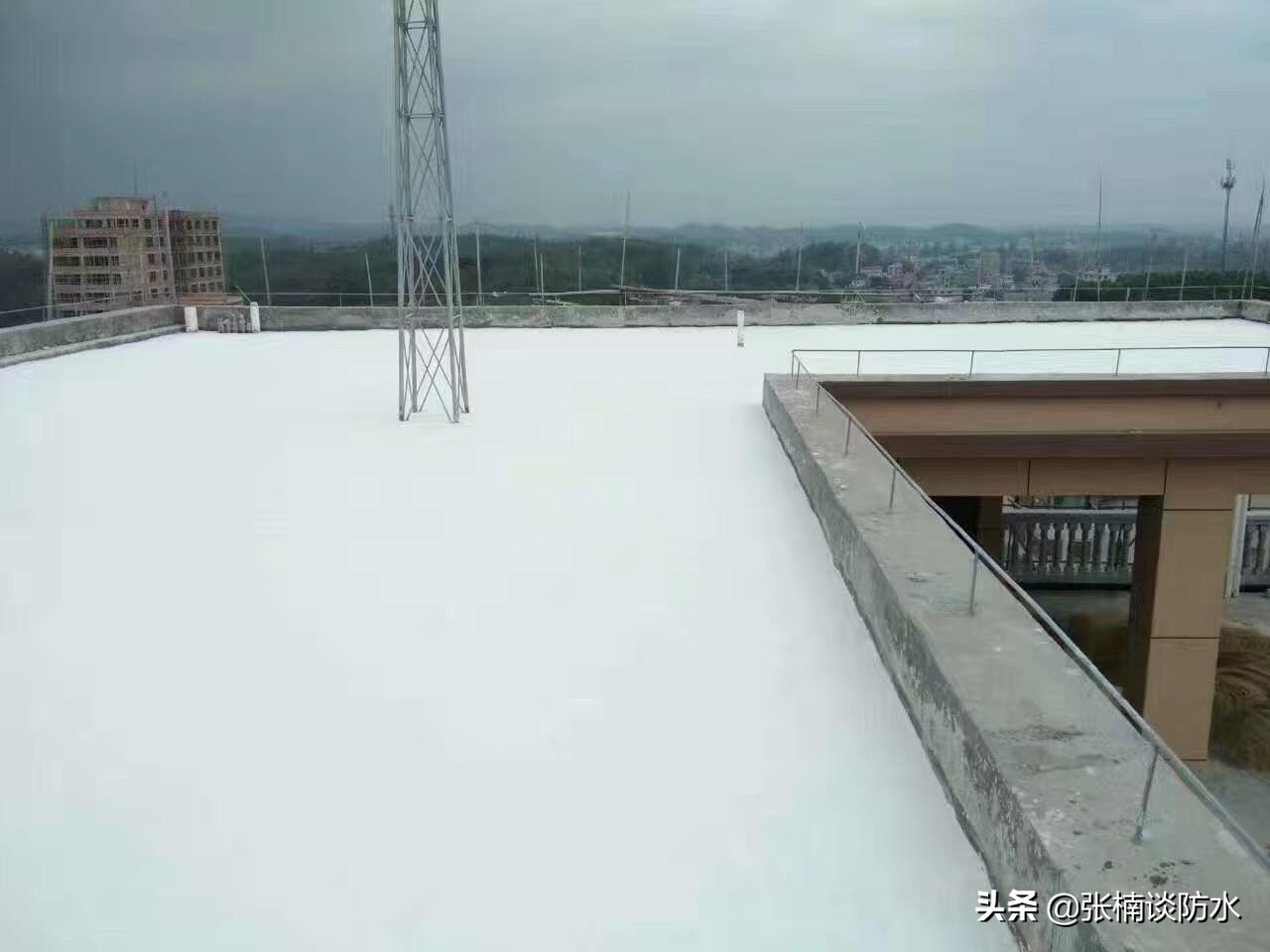 屋顶积雪达到什么程度必须清除,南方屋顶积雪最好的清理办法