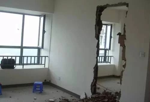 打掉承重墙致整栋楼开裂,装修砸承重墙引发整栋楼坍塌动画