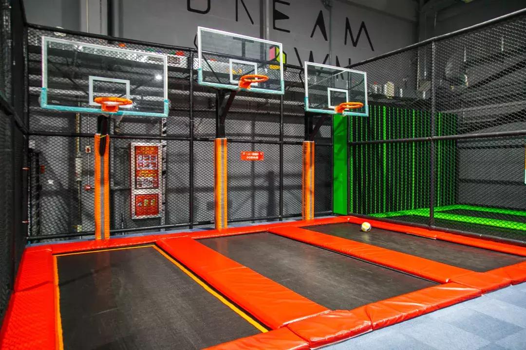 蹦床乐园闯关攀岩,蹦床馆嗨玩