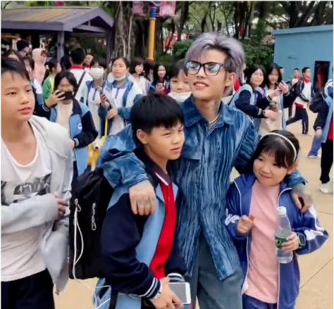 殷世航长隆偶遇小学生,路人视角殷世航跟小朋友