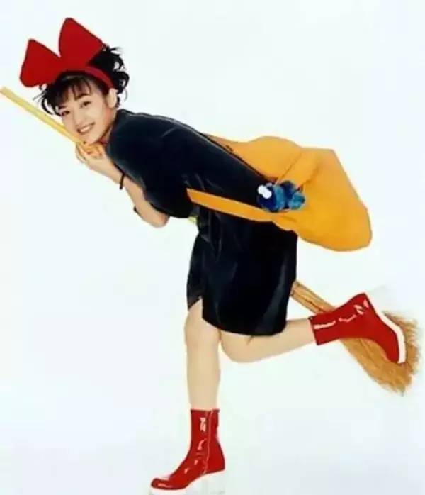 范晓萱割子宫是真的吗,范晓萱打舌钉打耳洞的样子