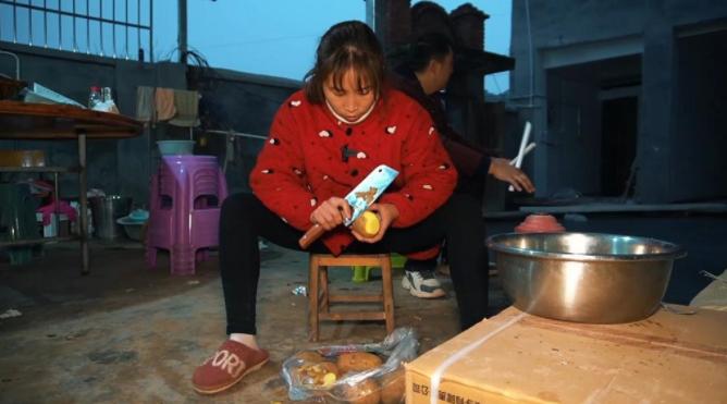 比起牛爱芳春花的人设崩塌,蜀中桃子姐的清醒与真实,真叫人佩服