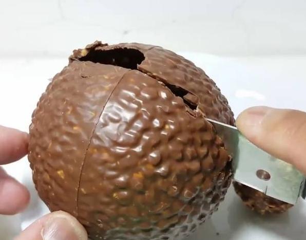 88元买了1个最大的金莎巧克力，准备吃7天，结果1刀下去崩溃了！