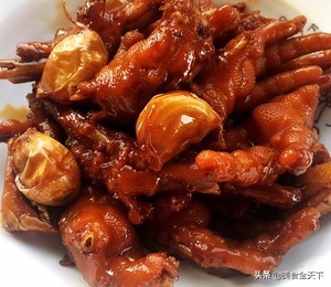 看着电视，吃着自己做出来的卤鸡爪，这种卤鸡爪当零食还不错