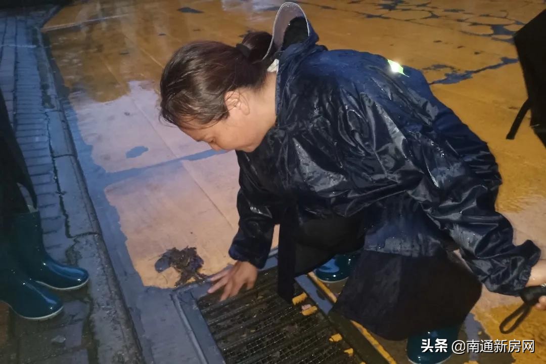暴雨季节来临物业为你保驾护航,暴雨中物业人的坚守