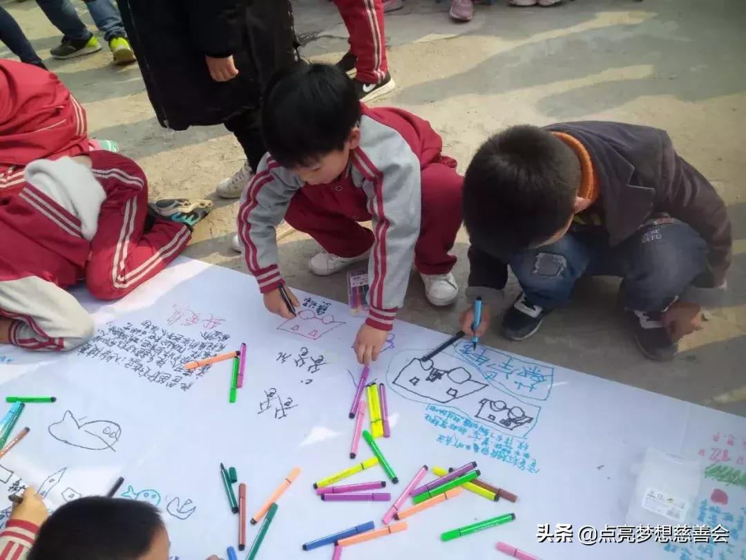 春风春雨萌春芽——记“一本书点亮一个梦想”走进广水小河小学