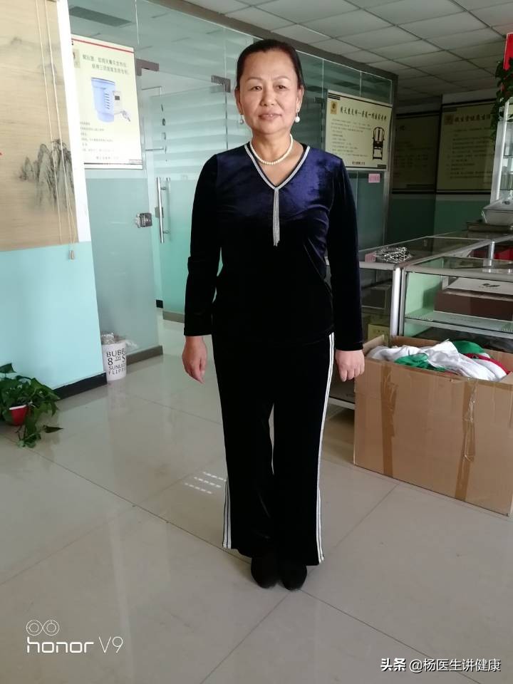 63岁长高4厘米——双膝疼痛度日如年 模特走起如花笑靥