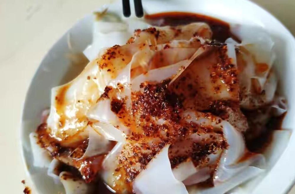 河南大姐大学毕业摆摊卖凉皮，5元一碗，已买两套房，感觉很自豪