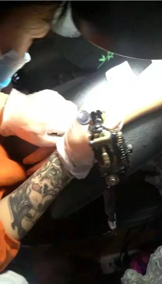 纹身老狗,纹身师老狗