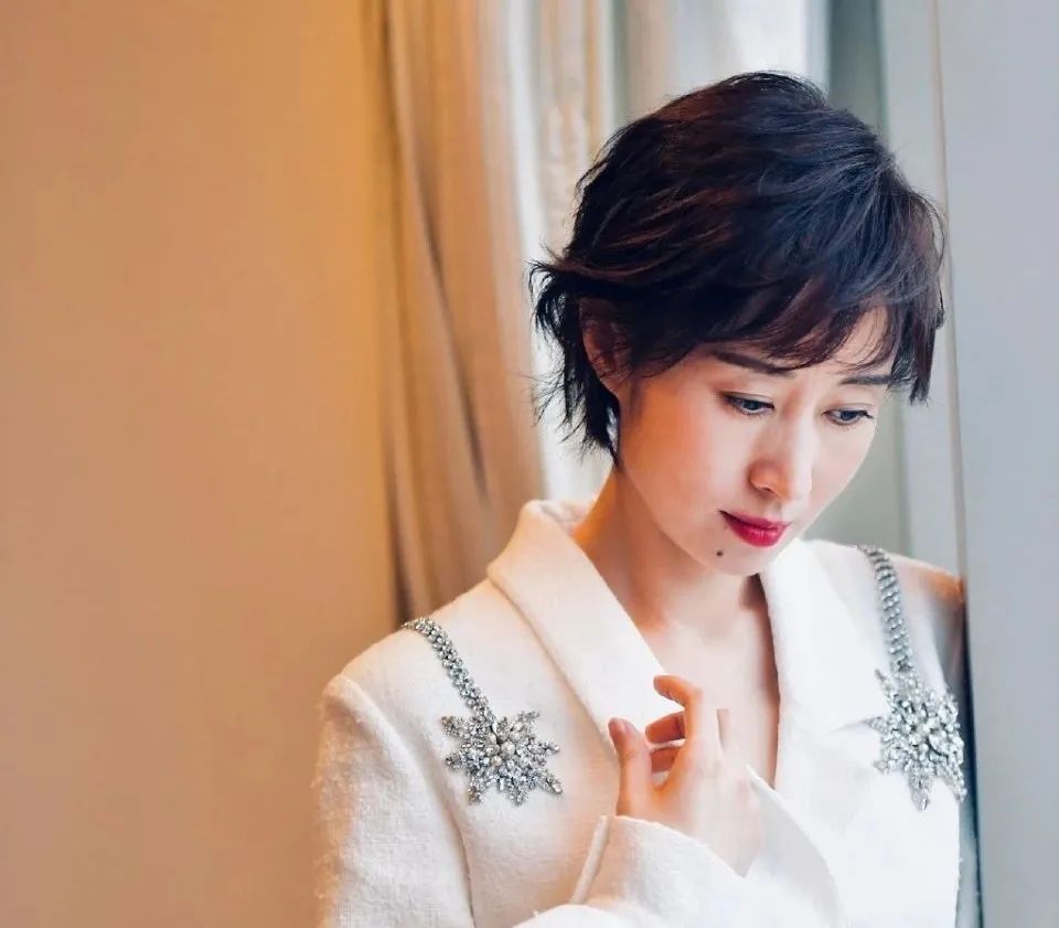 45岁刘敏涛风格大变,44岁刘敏涛活得有多潇洒