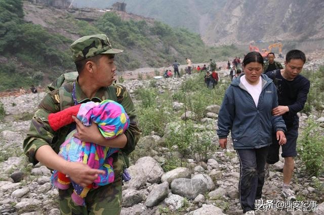 编造虚假故事或经历,编造的故事