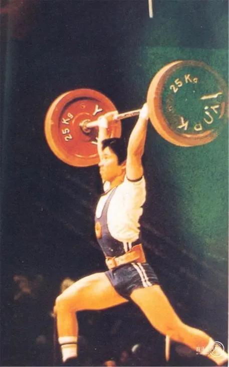 起床号伴随着冲锋的哨音,起床号军号儿歌