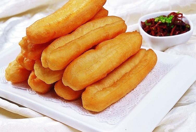 像油条一样的锅贴怎么做,简单易做的油条咋做呢