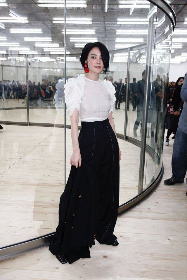 王菲的穿搭一直充满成熟的气息,王菲当年的穿搭真是越品越时髦