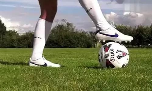 足球踢小场的技巧,小场地足球训练方法