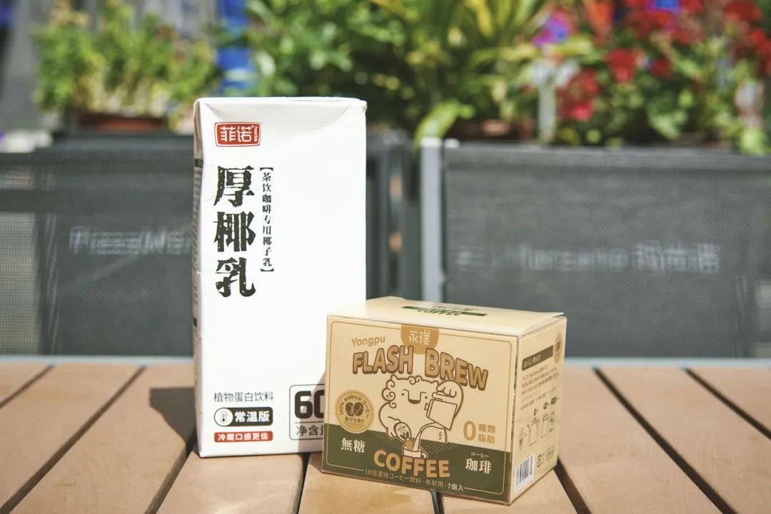 luckincoffee瑞幸咖啡生椰拿铁,复刻瑞幸生椰丝绒拿铁