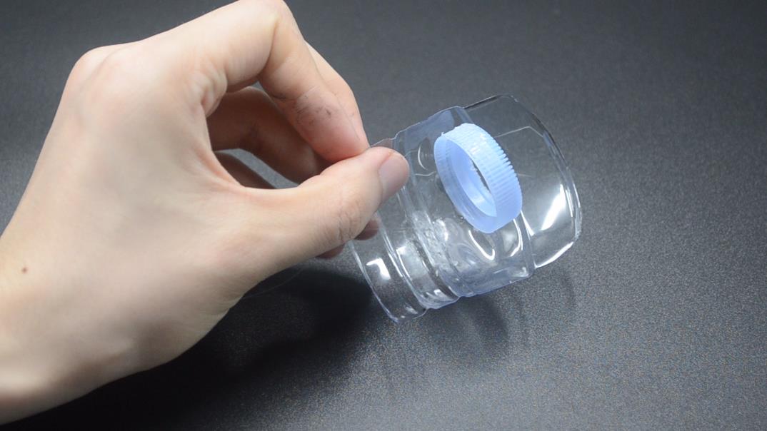 厨房里放个塑料瓶太厉害了，现在知道也为时不晚，尽早叮嘱家里人