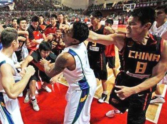 易建联当年在nba的实力,易建联在国际赛场上的霸气视频