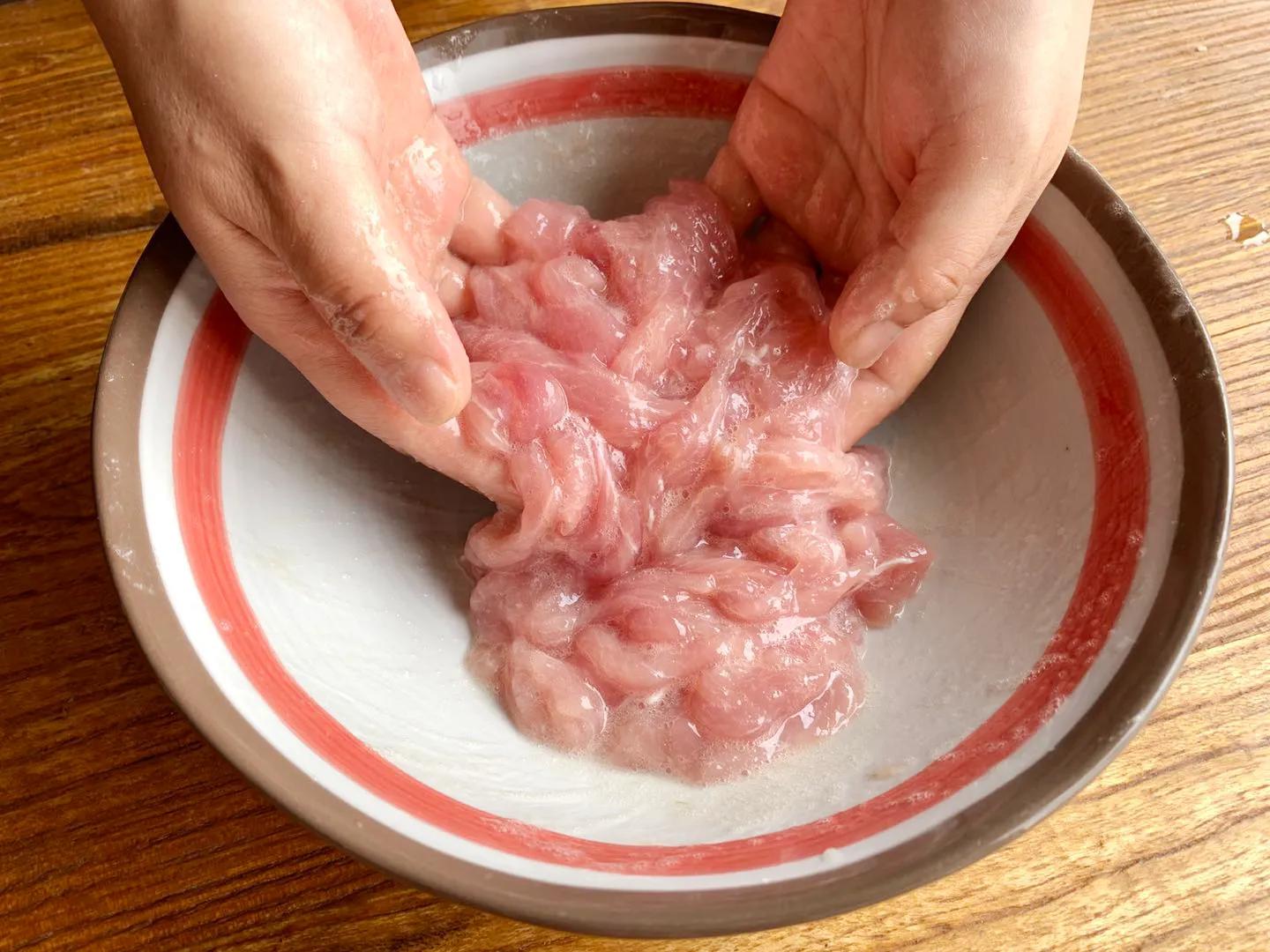 大厨分享的肉片上浆技巧，顺序最重要，这样做肉片鲜嫩爽滑超好吃