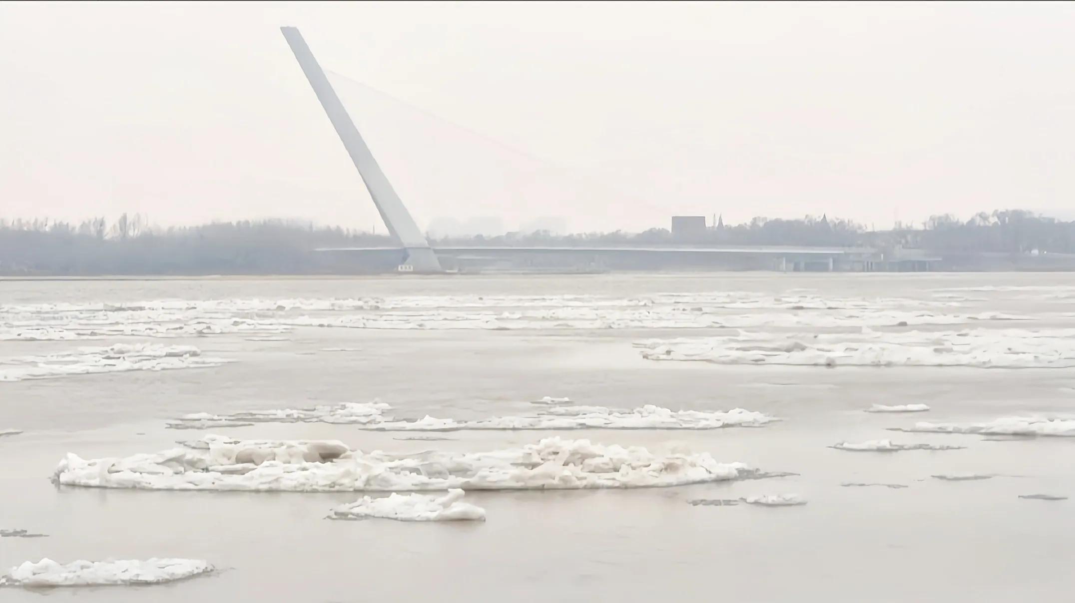 佳木斯松花江跑冰排视频,看哈尔滨松花江冰排最佳位置