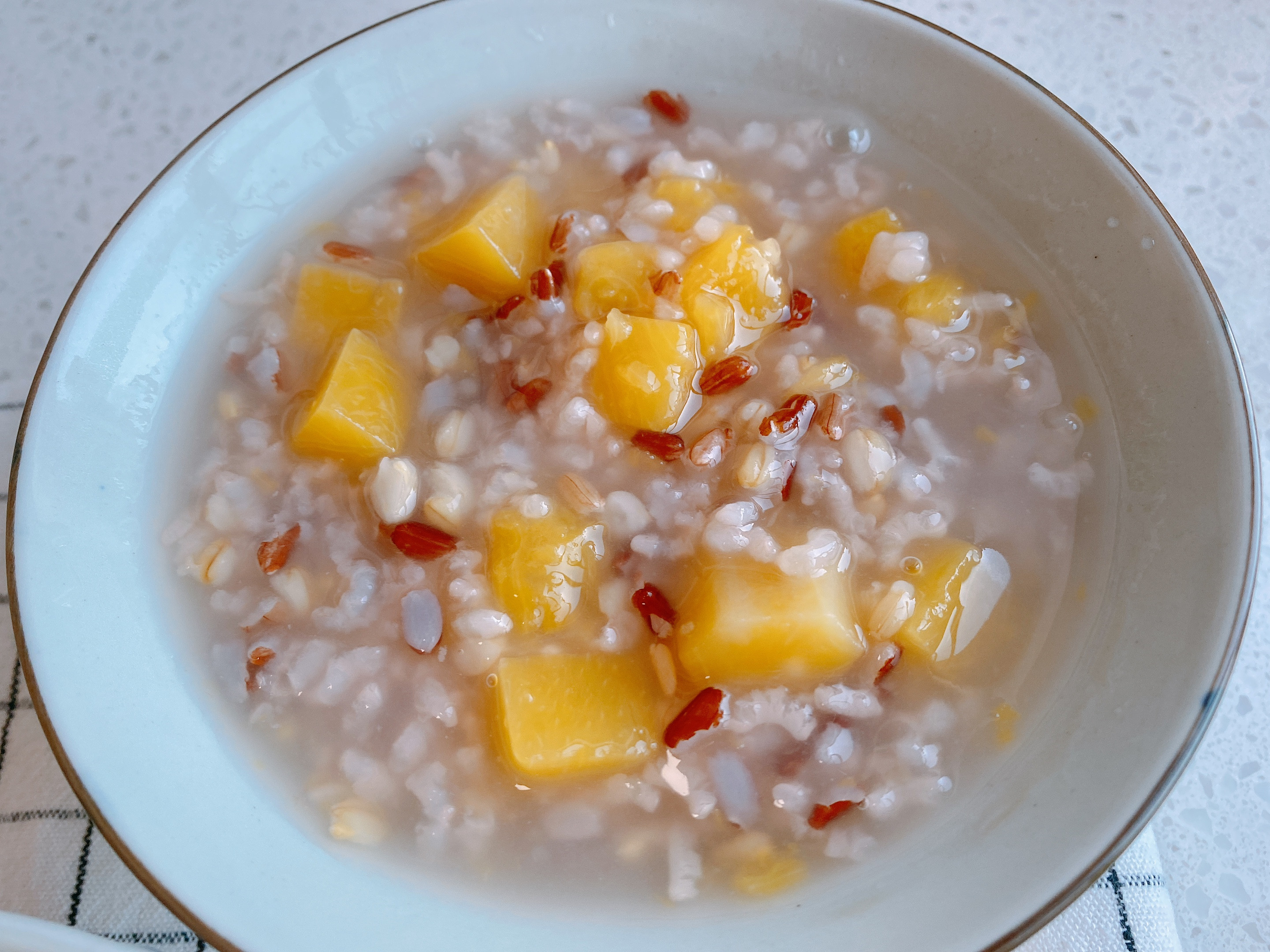 冬天多喝什么粥比较好,冬天喝这4种粥养胃还瘦身