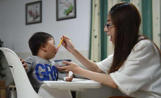 嫌孩子吃饭脏，宝妈夺过勺子亲自喂，自以为是的爱其实是害了孩子