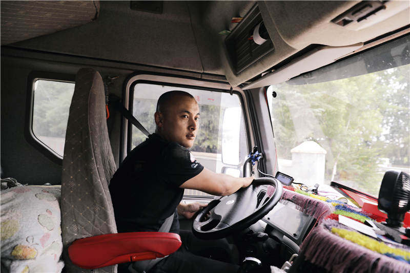 快递业的卡车司机们：一天只吃1顿饭也可能耽误时效、犹豫2秒钟单子就被抢走、一不留神货还会被偷走