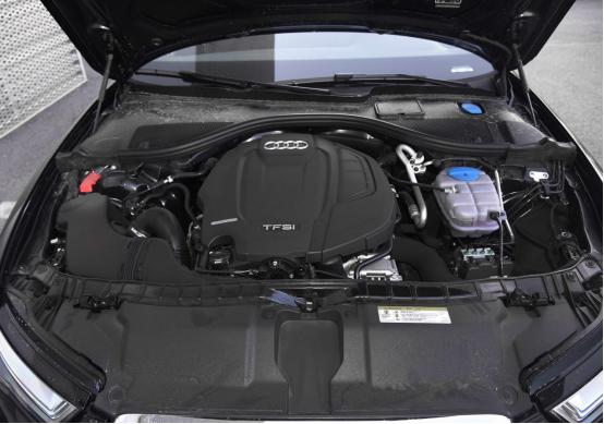 奥迪A6L，搭配3.0T动力，百公里加速仅需6.6秒，油耗9.6L，颜值高