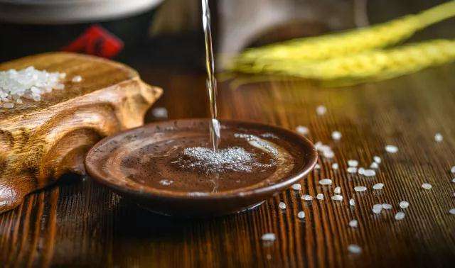 低度白酒降度后出现浑浊原因,低度酒浑浊是什么原因