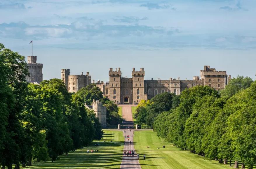 当王室成员打开大门在家里拍照时,我们才终可以一睹他们的豪宅