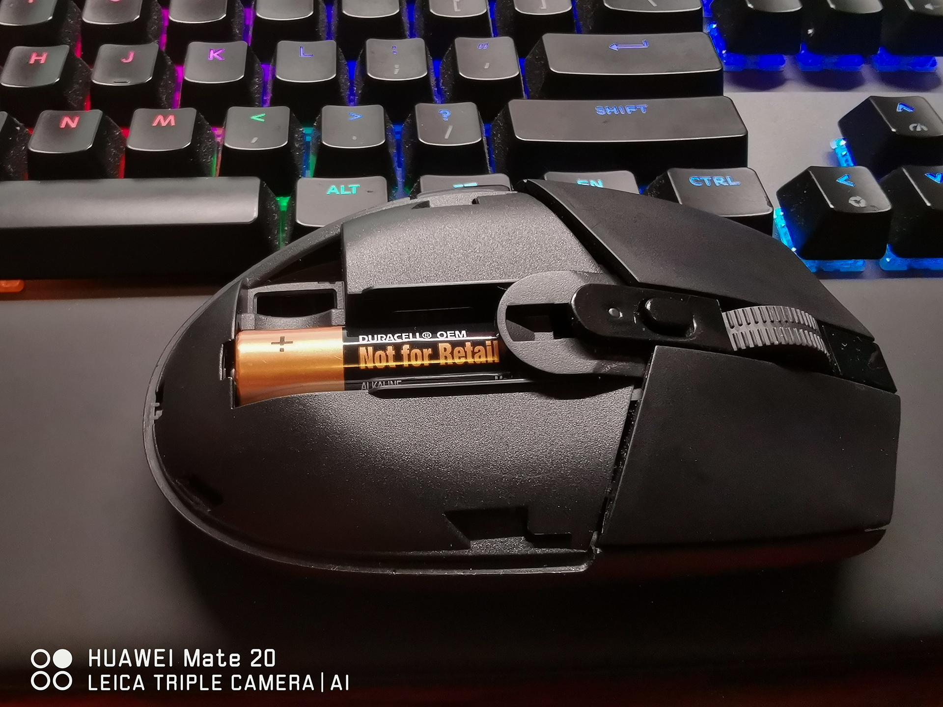 这套花费超过2W的桌面看起来是如此朴素