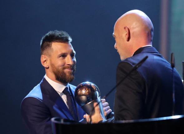 梅西第7次荣膺世界足球先生,梅西获得第七座金球奖新闻联播