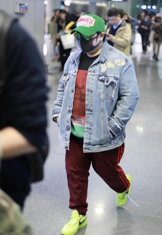 韩红早期军装照,18岁的韩红穿着军装