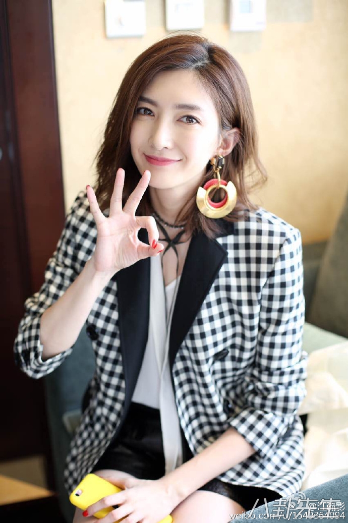 明星为粉丝准备的福利让人大开眼界，杨紫朱一龙弹唱，蔡徐坤染发