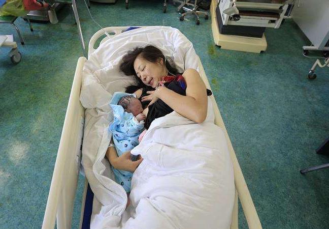 顺产生娃有多疼？看完丈夫拍的三张照片，不禁深思：母爱真伟大