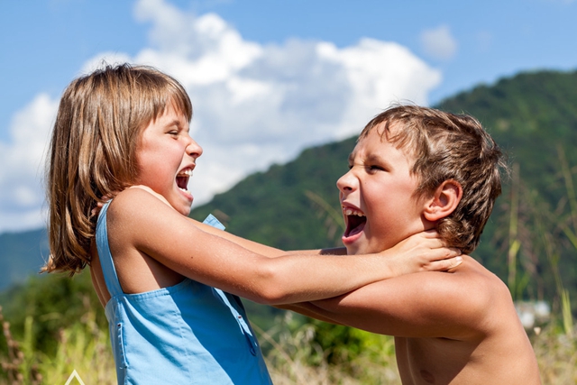 孩子被打了该打回去还是告诉老师,娃被教练打了要让打回去吗