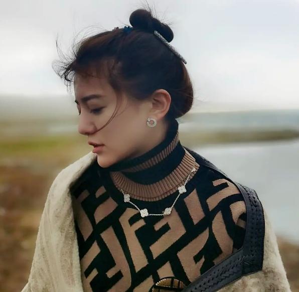 《浪姐》里的隐形富婆，满身高奢镶钻珠宝，身价比整个公司还高？