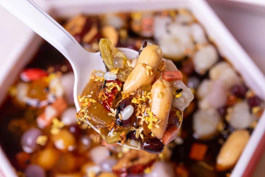 只此一家的牛腩串串火锅C位出道，19块9请你放肆开涮