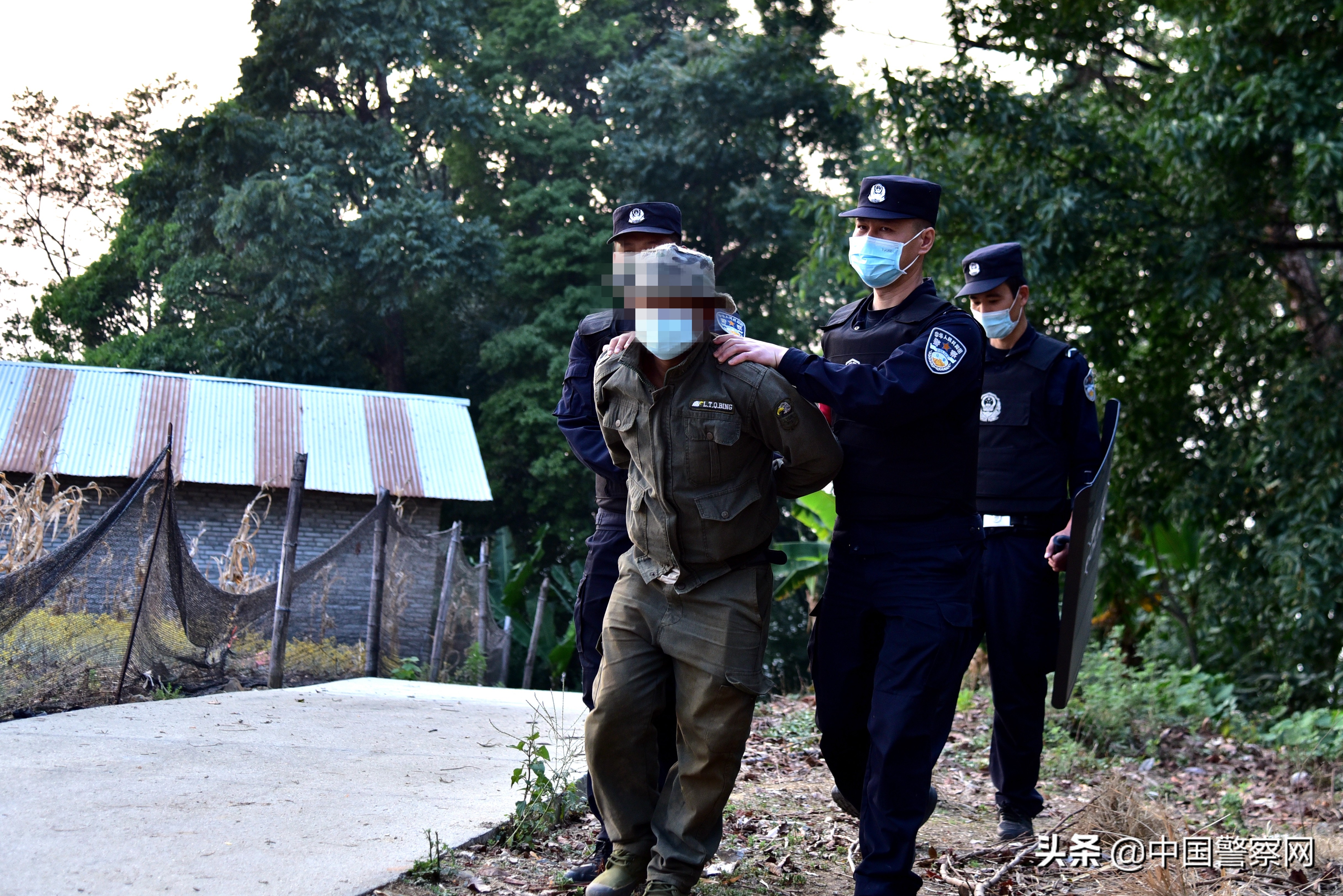 24小时坚守岗位边境线上最美的“警”色