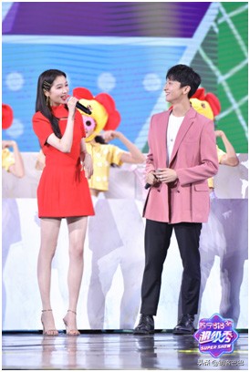 关晓彤在苏宁线下店,跟关晓彤合作的人