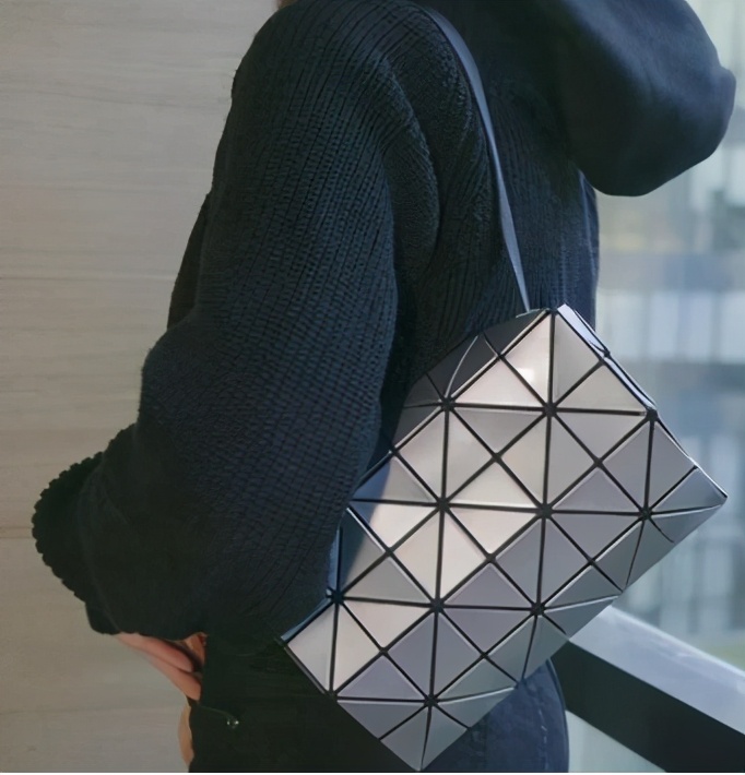 三宅一生包包米白色和奶茶色对比,三宅一生顶级原单包包多少钱