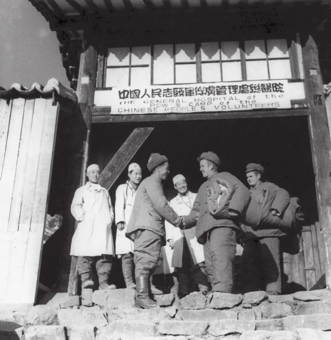 圣诞晚会上，碧潼战俘营的“联合国军”战俘们高呼：志愿军万岁